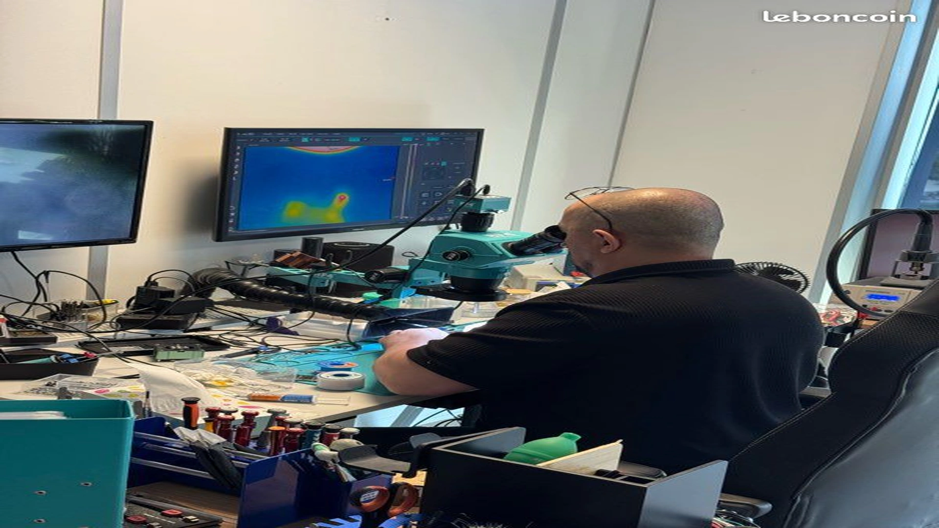 Atelier de micro-soudure à Grenoble